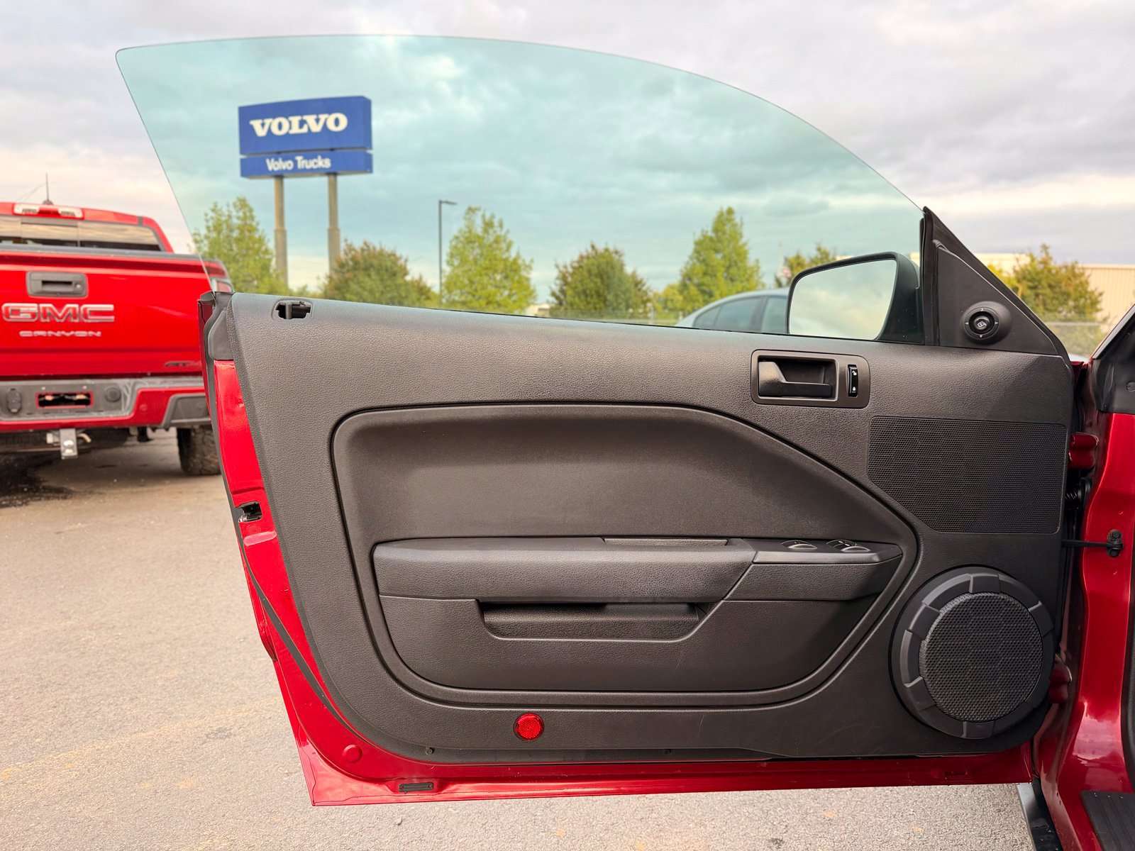 Used 2006 Ford Mustang Convertible RWD image 25