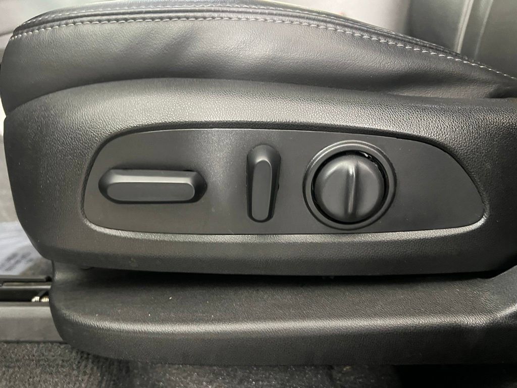 Used 2019 Buick Enclave Avenir w/ Avenir Technology Package AWD/4WD image 24