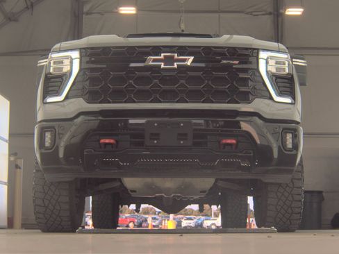 Used 2025 Chevrolet Silverado 2500 ZR2 w/ Technology Package image 3