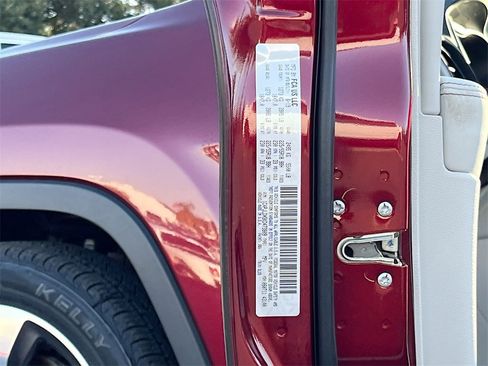 Certified 2019 Jeep Cherokee Limited w/ Luxury Group image 30