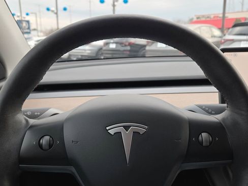 Used 2022 Tesla Model Y Long Range image 32