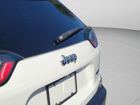 Used 2019 Jeep Cherokee Latitude w/ Popular Appearance Group image 9