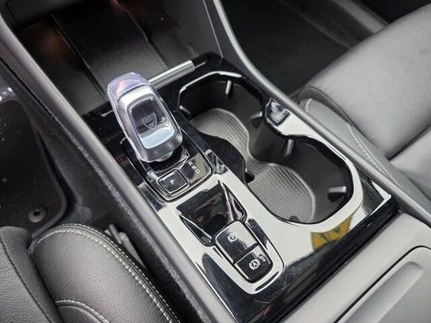 Used 2024 Volvo XC40 B5 Plus image 27