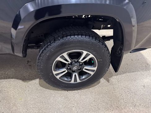 Used 2018 Toyota Tacoma TRD Sport AWD/4WD image 31