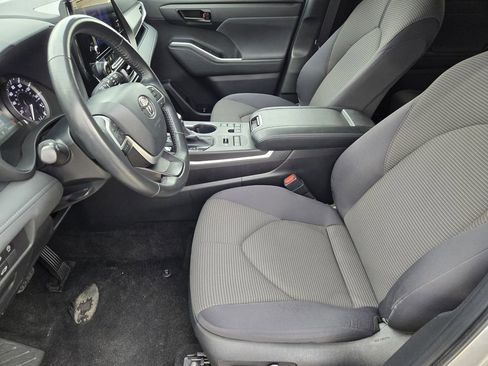 Certified 2024 Toyota Highlander LE AWD/4WD image 8