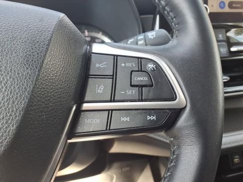 Used 2024 Toyota Highlander LE FWD image 17
