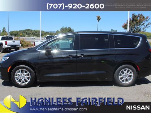 Used 2023 Chrysler Pacifica Touring-L FWD image 2