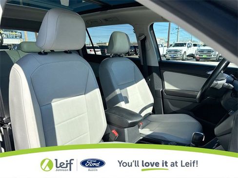 Used 2018 Volkswagen Tiguan SE w/ Panoramic Sunroof Package image 30