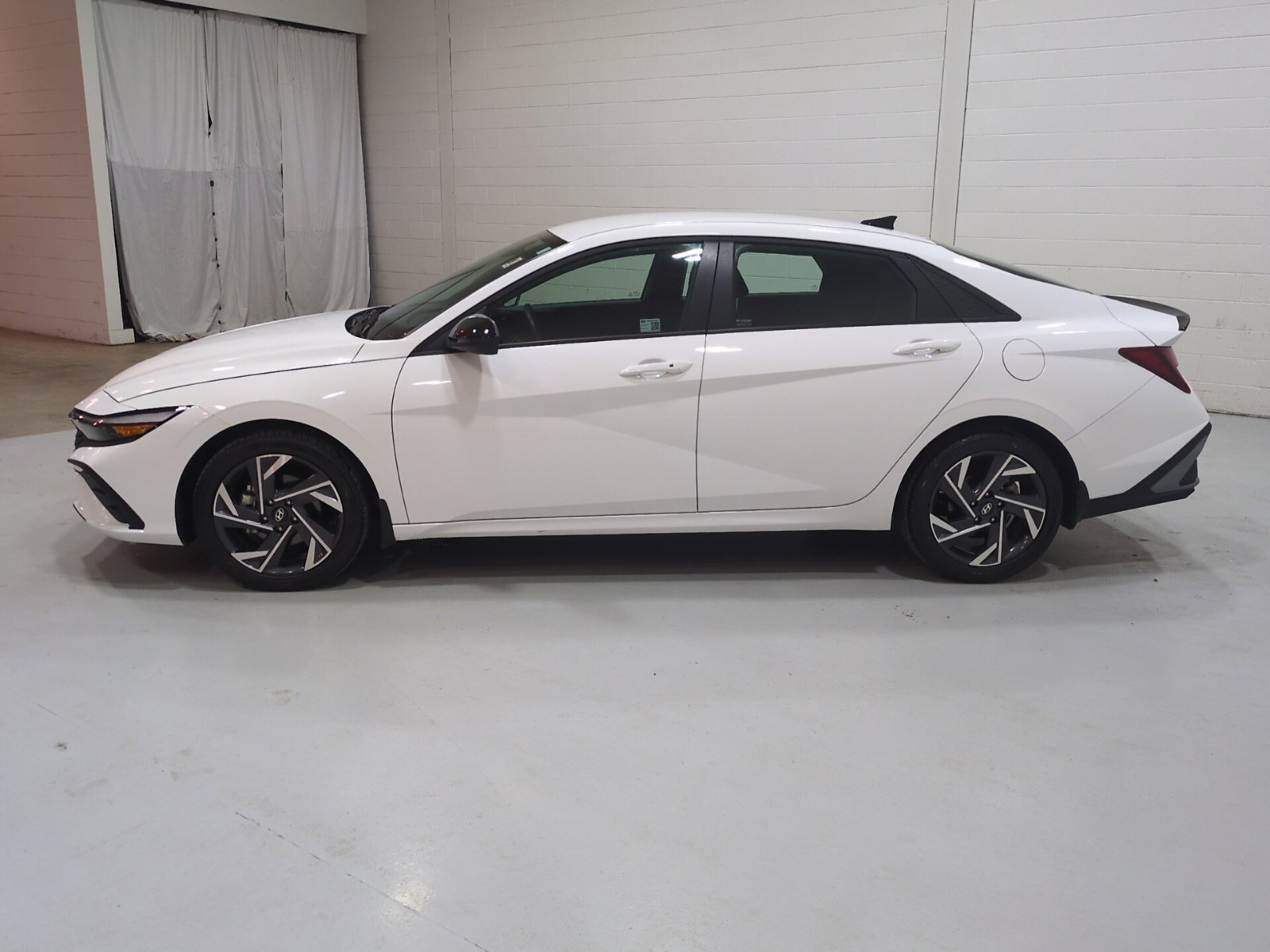 Used 2025 Hyundai Elantra Sport FWD image 6