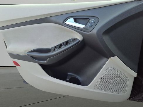 Used 2015 Ford Focus SE w/ SE Sport Package image 15