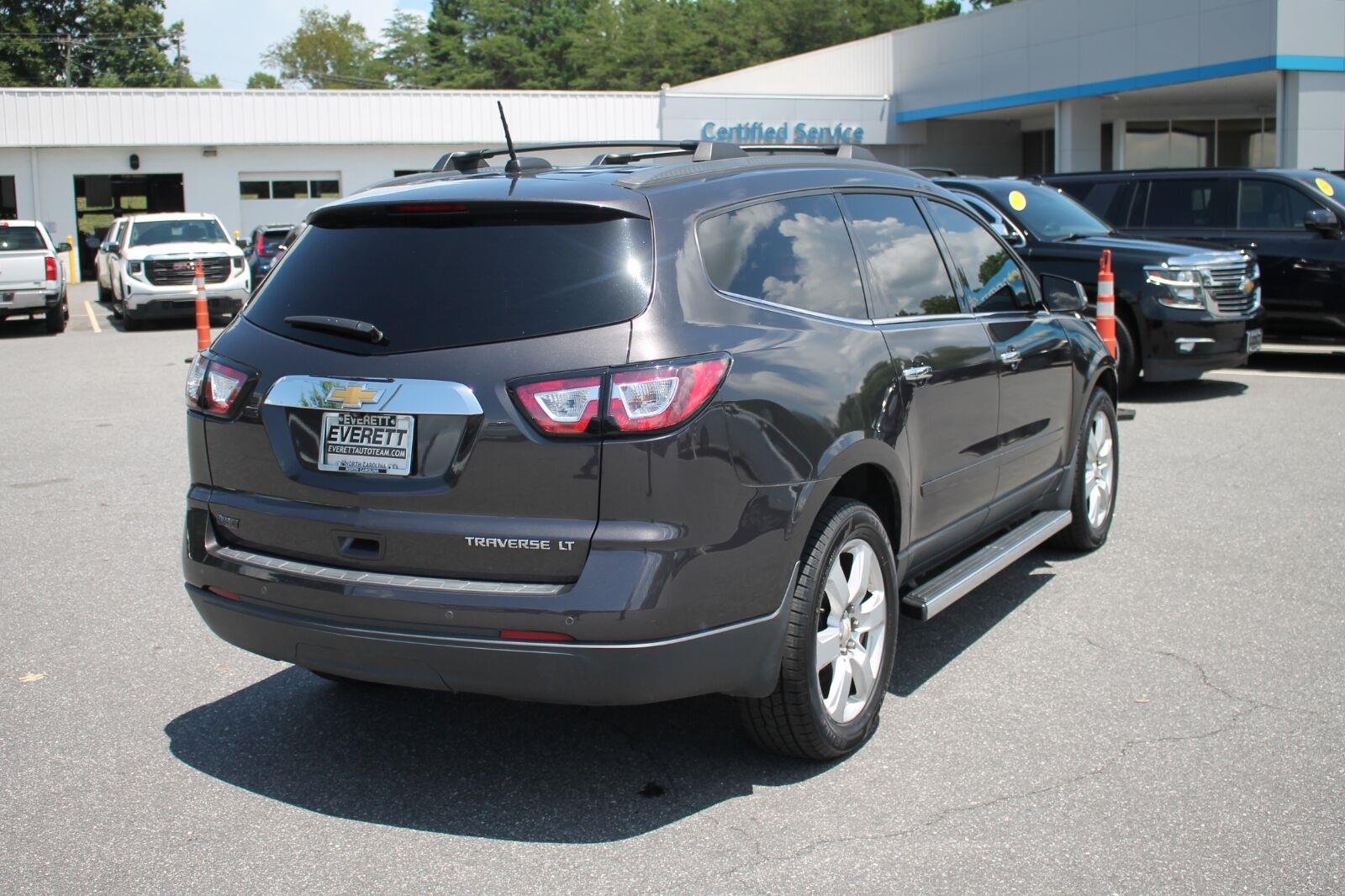 Used 2016 Chevrolet Traverse LT w/ Style and Technology Package FWD image 8