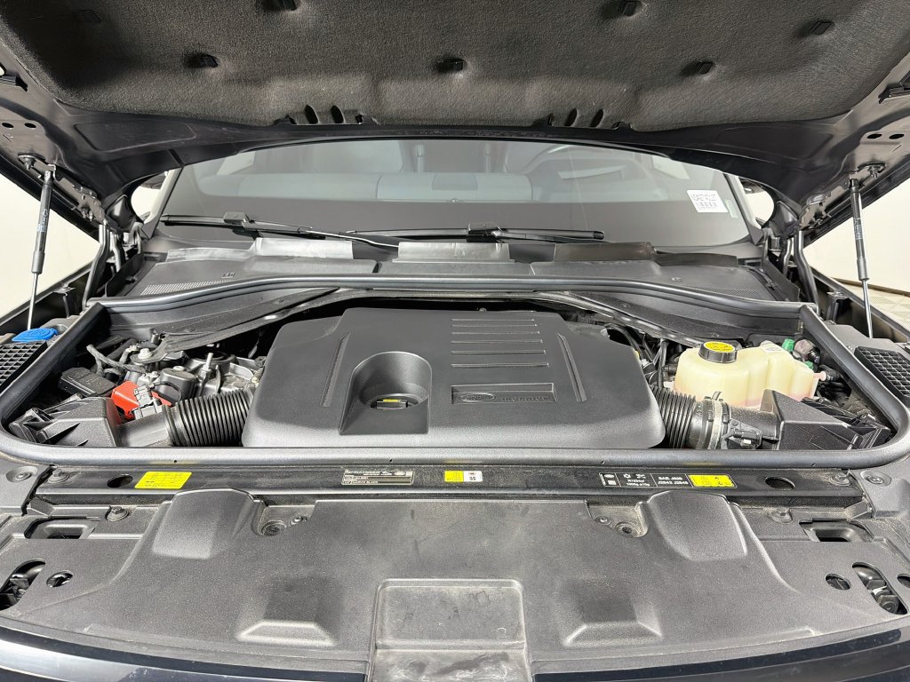 Certified 2025 Land Rover Range Rover SE AWD/4WD image 32