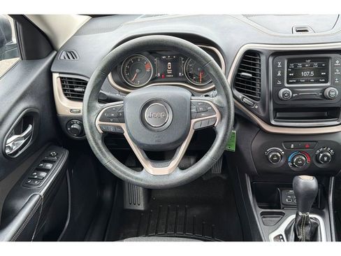Used 2016 Jeep Cherokee Sport FWD image 16