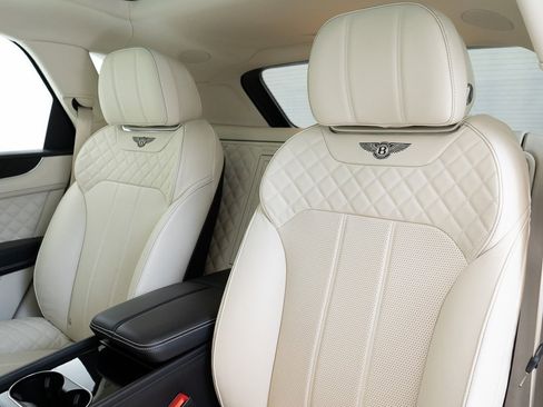 Used 2020 Bentley Bentayga V8 image 25