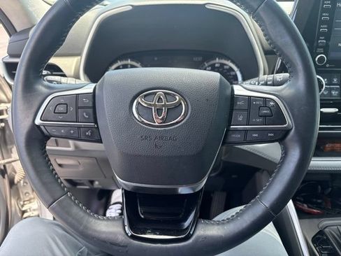 Used 2021 Toyota Highlander XLE FWD image 11