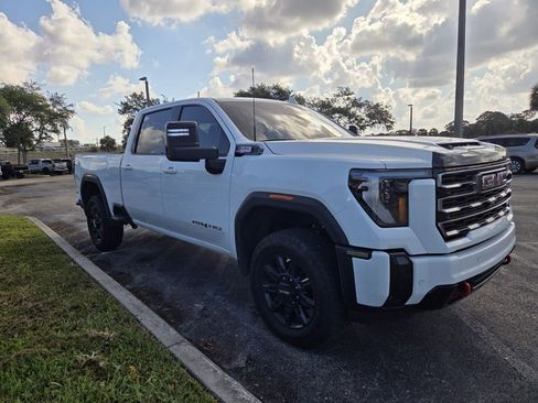 Used 2025 GMC Sierra 2500 AT4 image 2