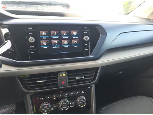 Used 2024 Volkswagen Taos SE image 14