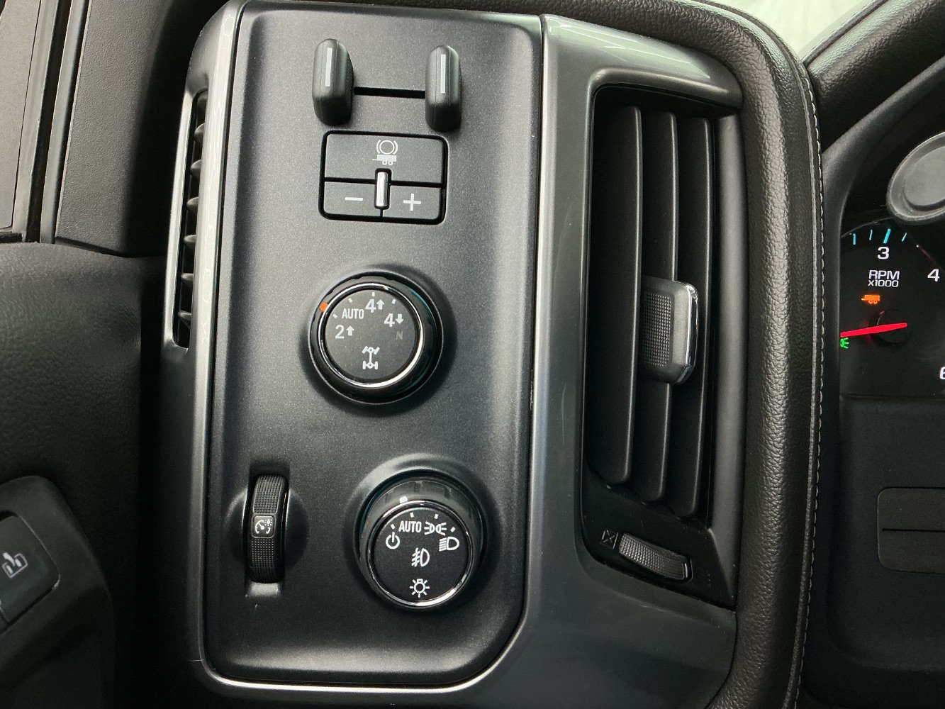 Used 2016 Chevrolet Silverado 1500 LTZ AWD/4WD image 38