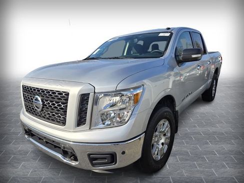Used 2019 Nissan Titan SV w/ SV Convenience Package image 3