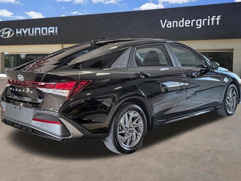 Used 2024 Hyundai Elantra SEL FWD image 2