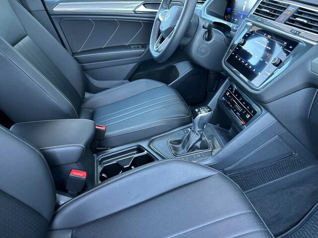 Used 2023 Volkswagen Tiguan SE R-Line FWD image 18