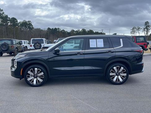 Used 2025 Mitsubishi Outlander SE image 4