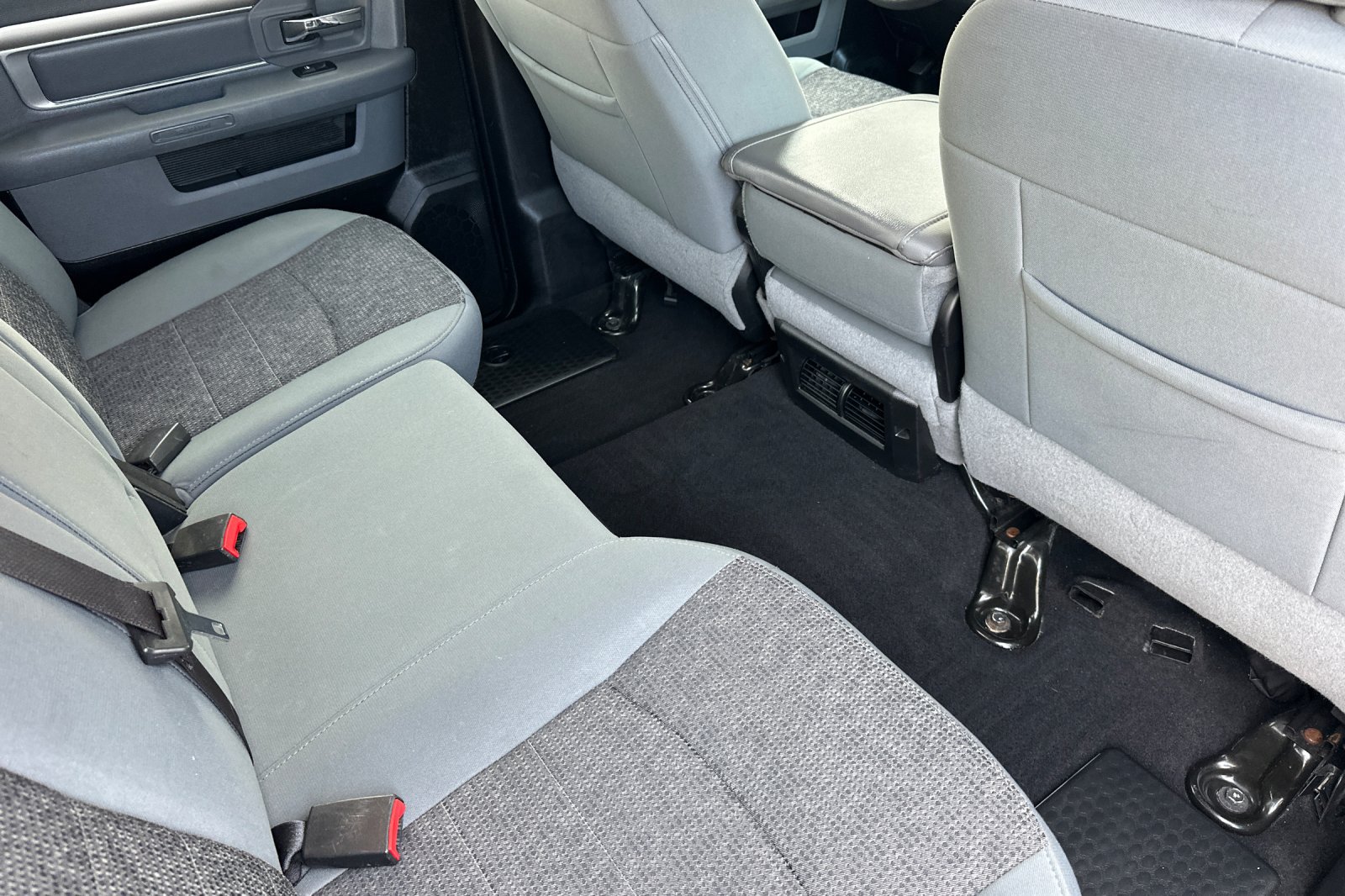 Used 2018 RAM 1500 Classic SLT AWD/4WD image 17