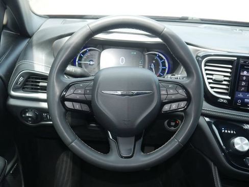 Used 2022 Chrysler Pacifica Limited w/ Uconnect Theater Family Group FWD image 15