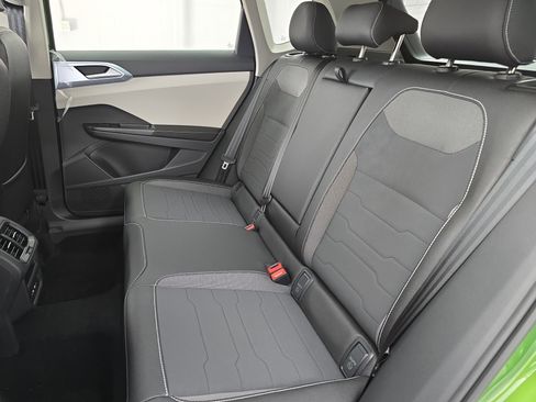 New 2026 Volkswagen Taos SE FWD image 13