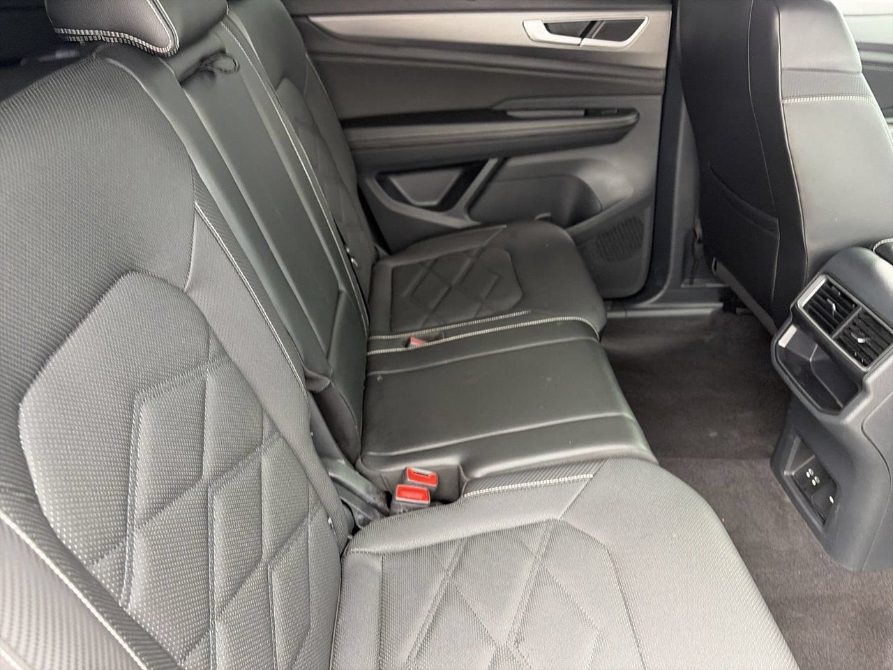 Used 2024 Volkswagen Atlas Cross Sport SE FWD image 12