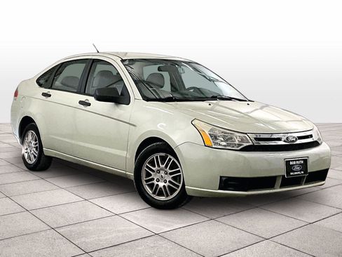 Used 2011 Ford Focus SE FWD image 2