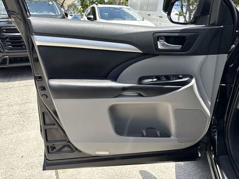Used 2019 Toyota Highlander XLE AWD/4WD image 13
