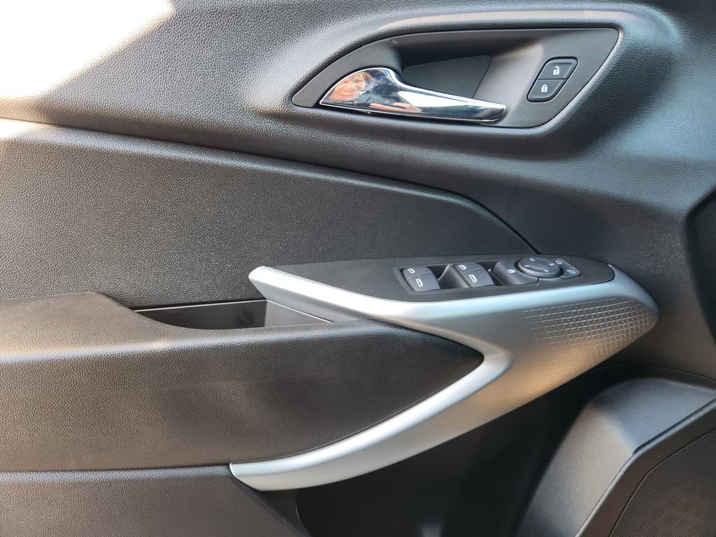 New 2026 Chevrolet Trax RS w/ Sunroof Package FWD image 16