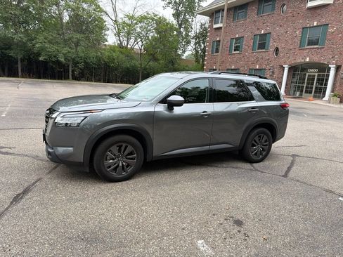 Used 2022 Nissan Pathfinder SV AWD/4WD image 3