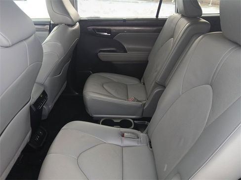 Used 2023 Toyota Highlander Limited image 22