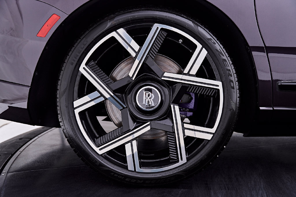 Used 2025 Rolls-Royce Cullinan Black Badge AWD/4WD image 31