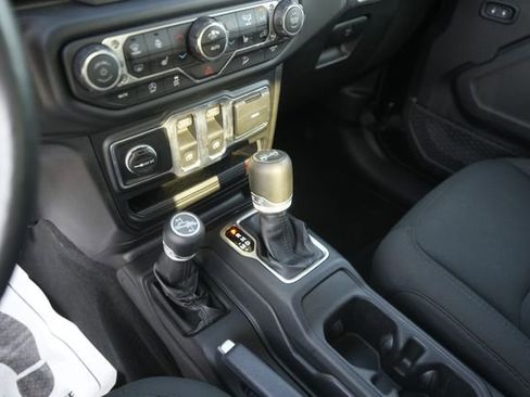 Used 2019 Jeep Wrangler Sport S image 24