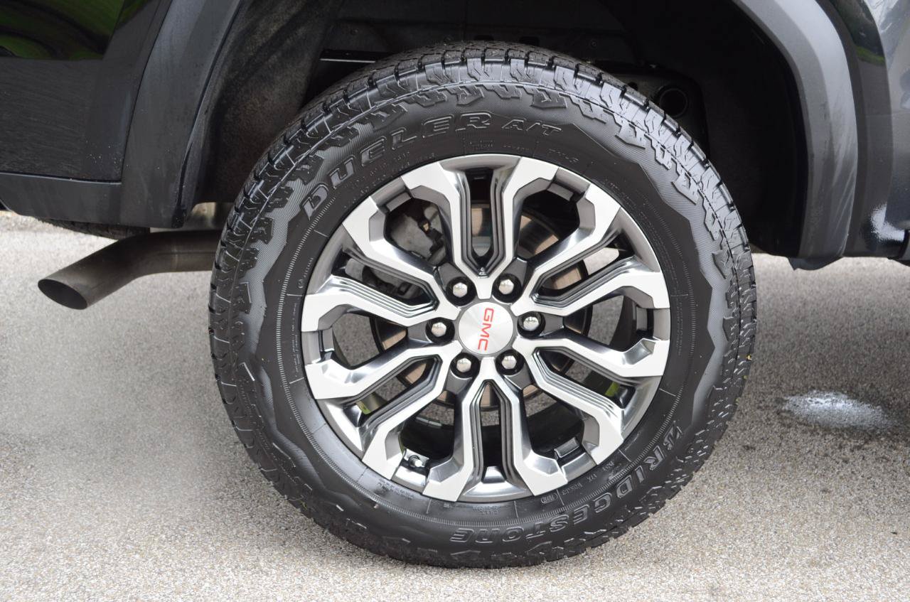 Used 2025 GMC Canyon Denali AWD/4WD image 11