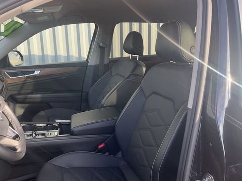 Used 2024 Volkswagen Atlas SE image 9