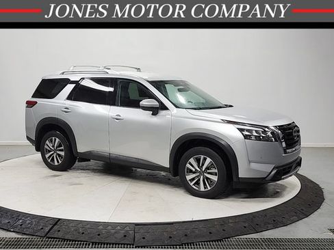 Used 2025 Nissan Pathfinder SL FWD image 1