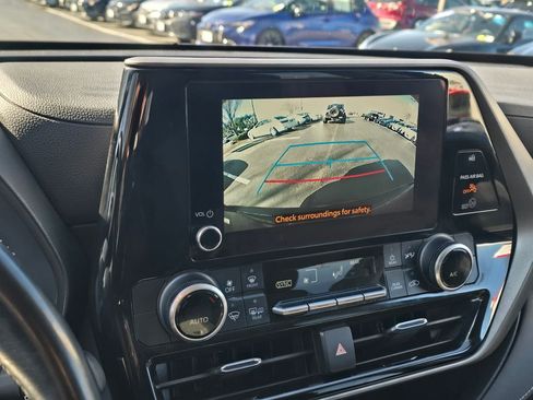 Used 2023 Toyota Highlander LE FWD image 29