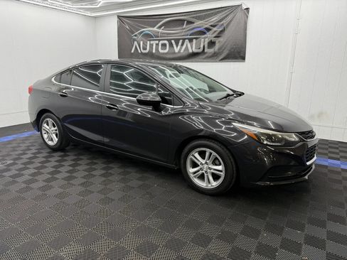 Used 2016 Chevrolet Cruze LT w/ Sun And Sound Package FWD image 2