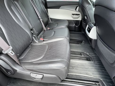 Used 2023 Kia Carnival LX image 15
