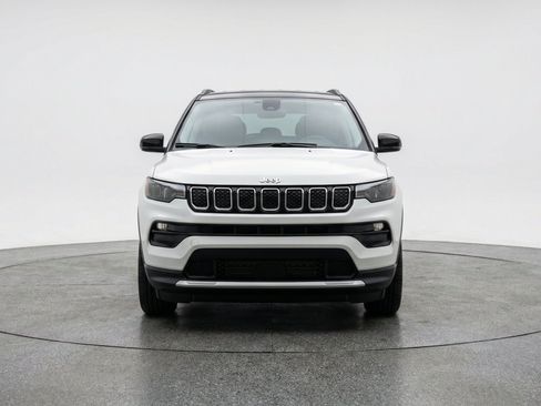 Used 2025 Jeep Compass Limited AWD/4WD image 2