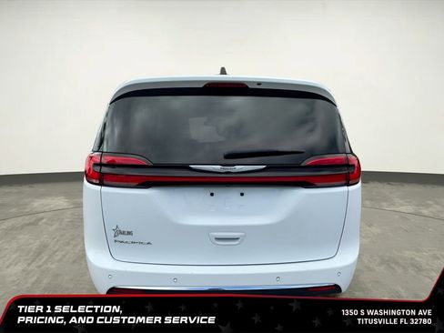 Used 2023 Chrysler Pacifica Touring-L FWD image 6