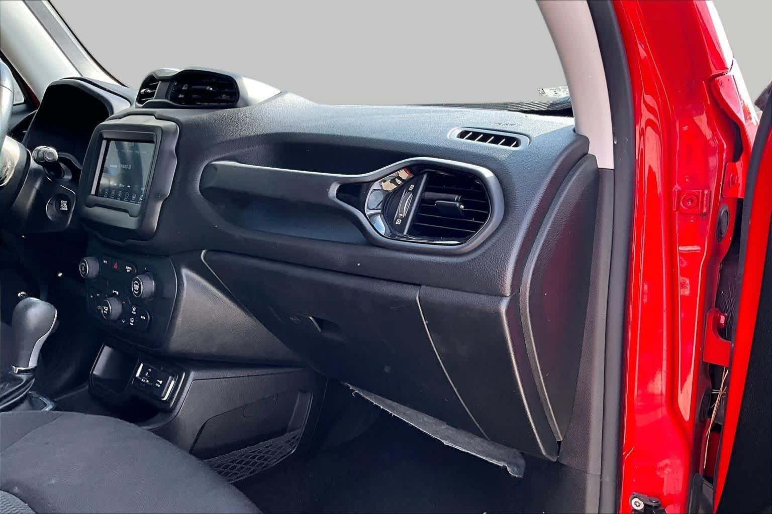 Used 2018 Jeep Renegade Altitude FWD image 17