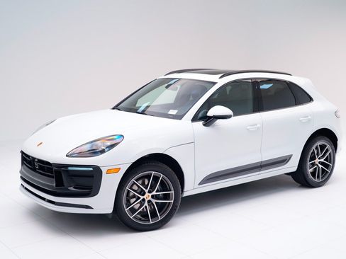 Certified 2026 Porsche Macan AWD/4WD image 1
