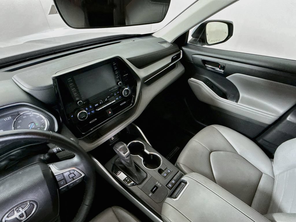 Used 2022 Toyota Highlander XLE FWD image 21
