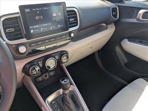 Used 2025 Hyundai Venue SEL image 13