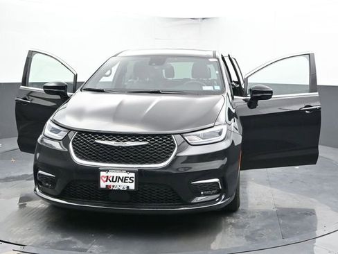 Used 2025 Chrysler Pacifica Select image 53